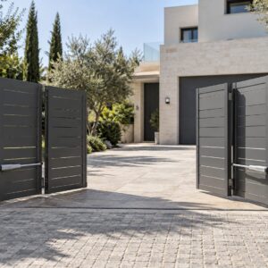 שער כנף מתקפל חשמלי בכניסה לחניה